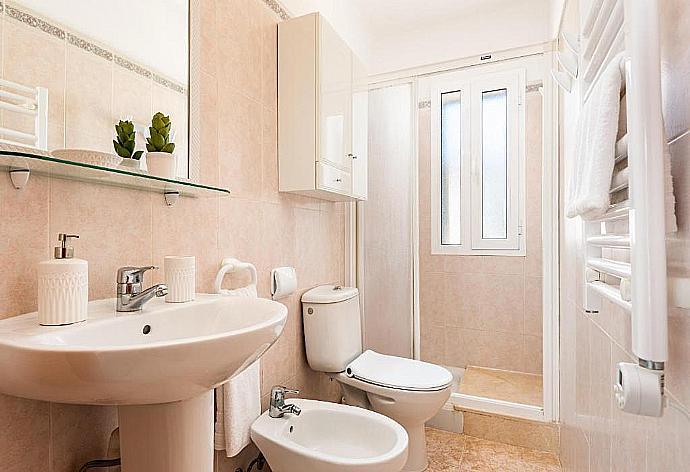 Family bathroom with shower . - Villa Mestral . (Fotogalerie) }}