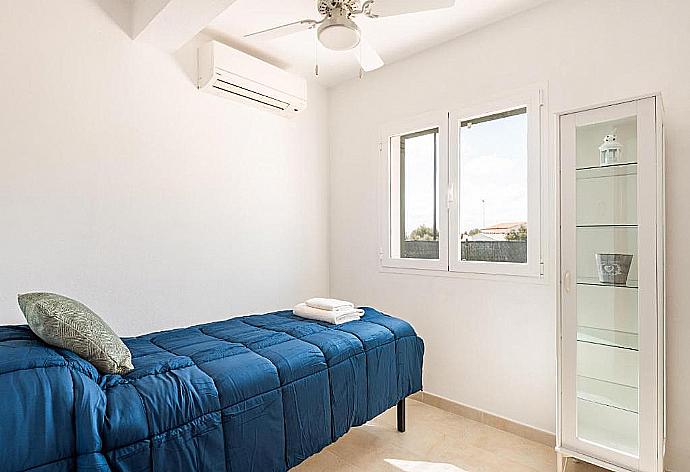 Bedroom with A/C . - Villa Mestral . (Fotogalerie) }}