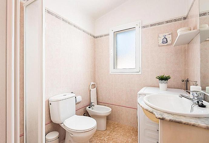 Family bathroom with shower . - Villa Mestral . (Galería de imágenes) }}