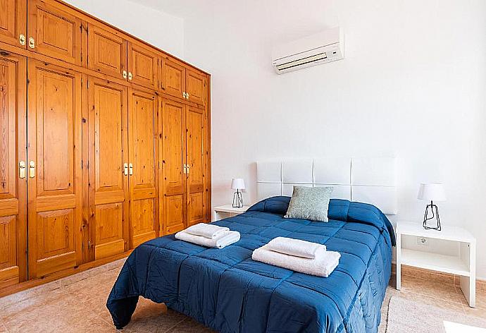 Double bedroom with A/C . - Villa Mestral . (Galleria fotografica) }}