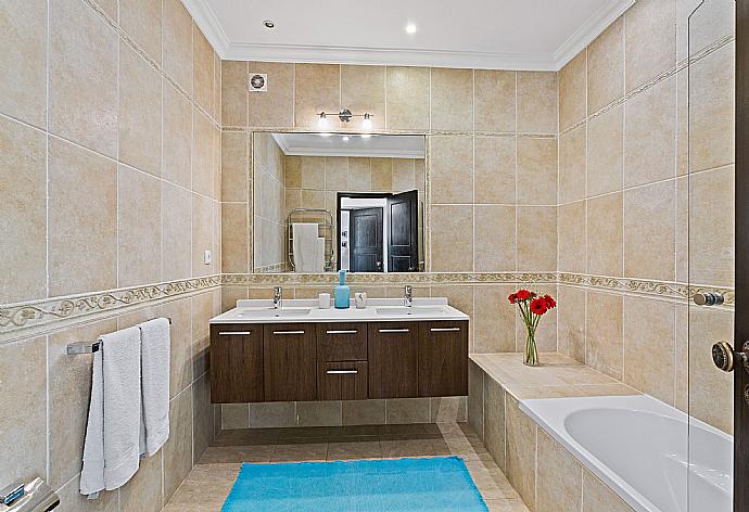 Bathroom with overhead shower . - Villa Oceano . (Photo Gallery) }}