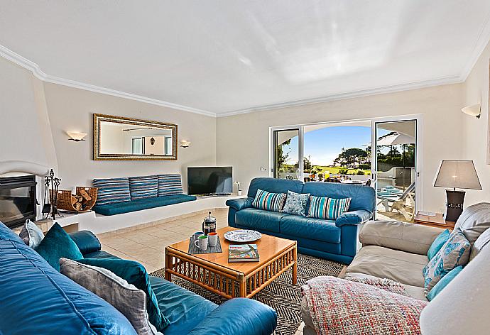 Open-plan living room with sofas, dining area, kitchen, A/C, WiFi internet, satellite TV, and DVD player . - Villa Oceano . (Fotogalerie) }}