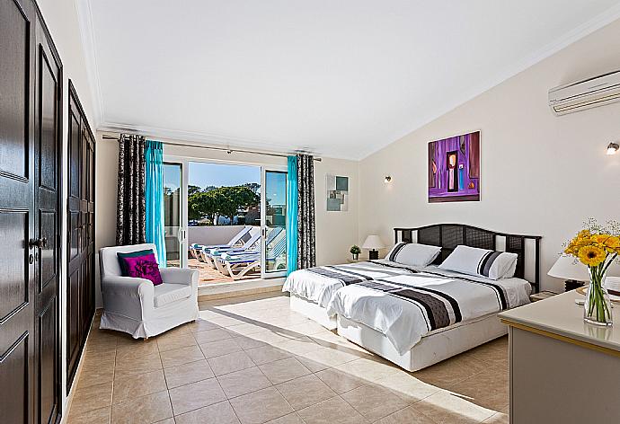 Twin bedroom A/C, TV, walk-in wardrobe, and balcony access . - Villa Oceano . (Galería de imágenes) }}