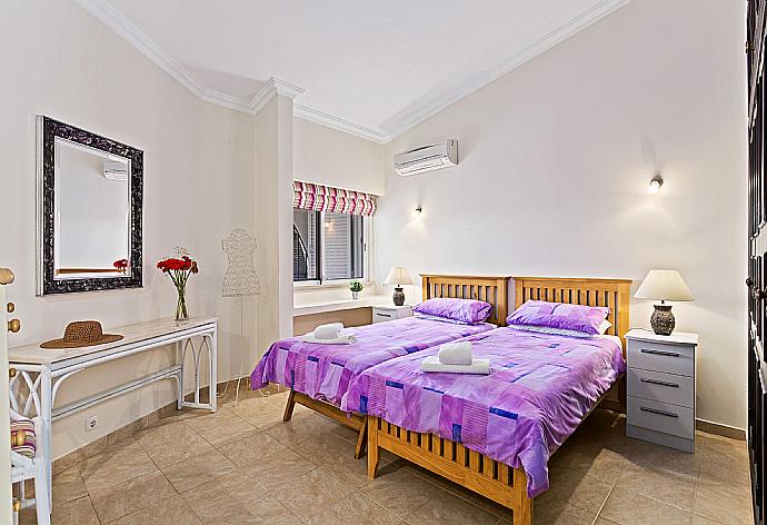 Twin bedroom A/C, TV, walk-in wardrobe, and balcony access . - Villa Oceano . (Fotogalerie) }}