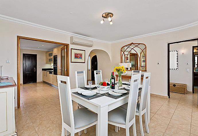 Equipped kitchen and dining area . - Villa Oceano . (Fotogalerie) }}