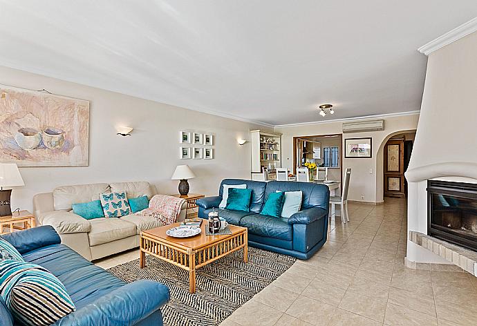 Open-plan living room with sofas, dining area, kitchen, A/C, WiFi internet, satellite TV, and DVD player . - Villa Oceano . (Fotogalerie) }}