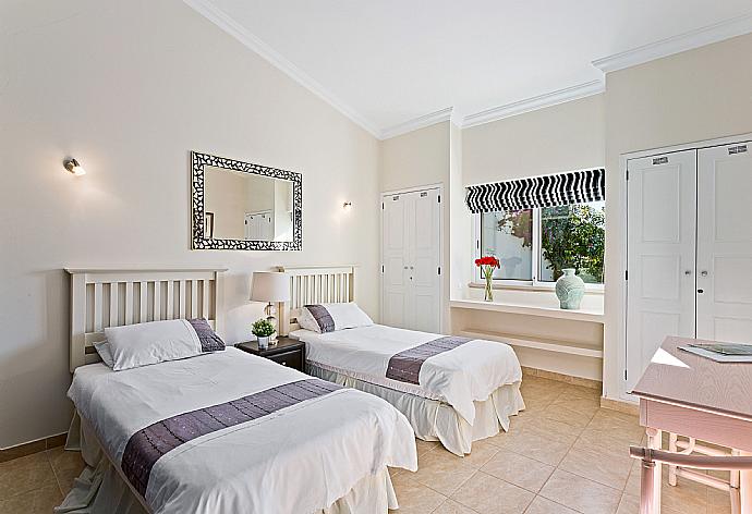 Twin bedroom A/C, TV, walk-in wardrobe, and balcony access . - Villa Oceano . (Galerie de photos) }}