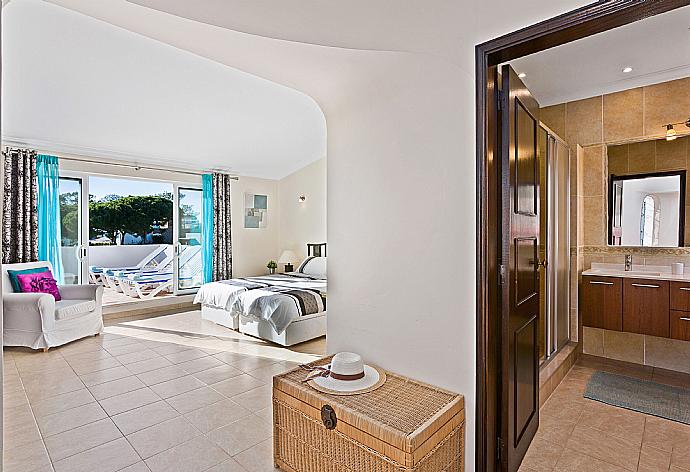 Twin bedroom A/C, TV, walk-in wardrobe, and balcony access . - Villa Oceano . (Galleria fotografica) }}