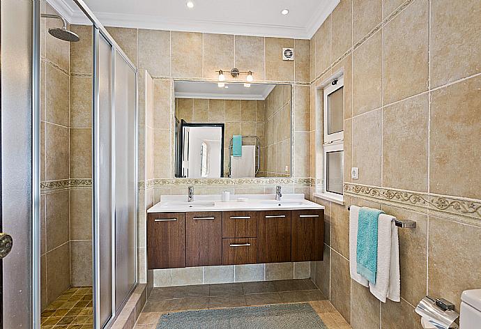 Bathroom with overhead shower . - Villa Oceano . (Fotogalerie) }}