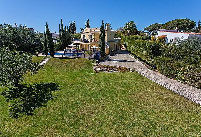 Garden area with entrance  . - Villa Penina . (Galerie de photos) }}