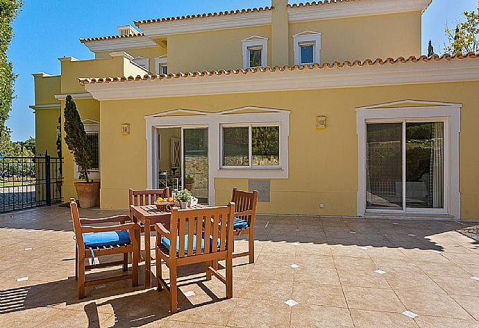 Outdoor dining area. . - Villa Penina . (Fotogalerie) }}