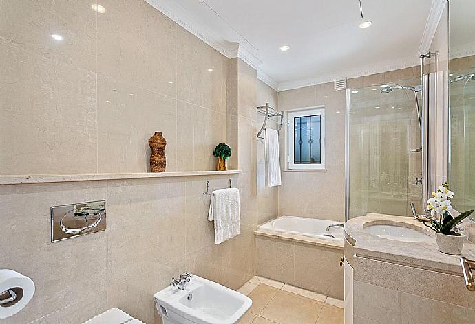 En-suite bathroom with bathtub. . - Villa Penina . (Photo Gallery) }}