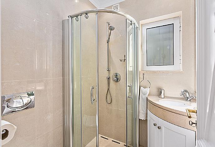 Bathroom with shower. . - Villa Penina . (Galerie de photos) }}