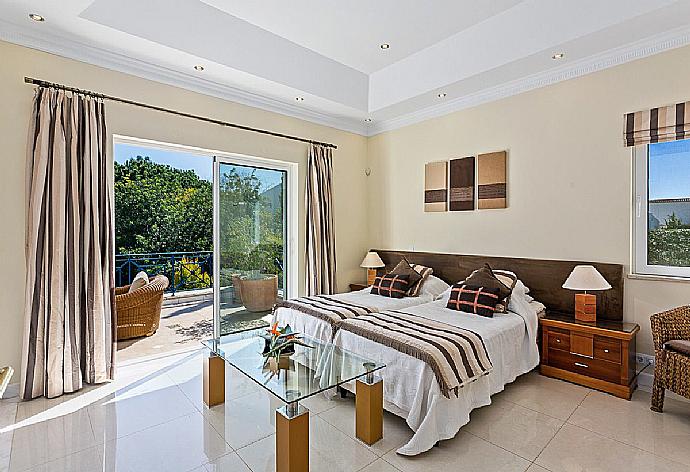 Twin bedroom with  balcony access and en-suite bathroom. . - Villa Penina . (Галерея фотографий) }}