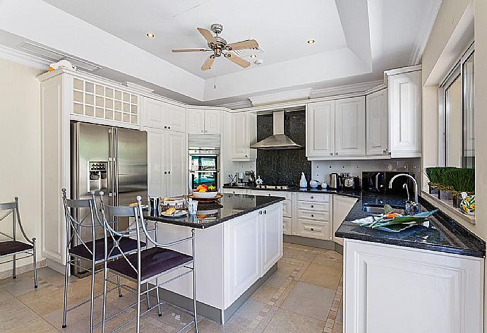 Equipped kitchen with dining area, TV and terrace access. . - Villa Penina . (Galleria fotografica) }}