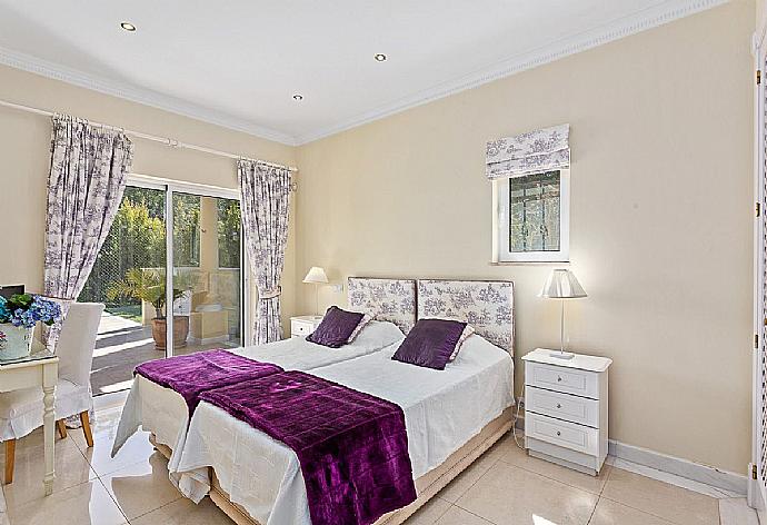 Twin bedroom with balcony access and en-suite bathroom. . - Villa Penina . (Galleria fotografica) }}