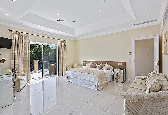 Double bedroom with balcony access and en-suite bathroom. . - Villa Penina . (Galerie de photos) }}