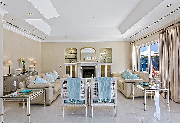 Living room with sofas ,dining area and pool access.   . - Villa Penina . (Fotogalerie) }}