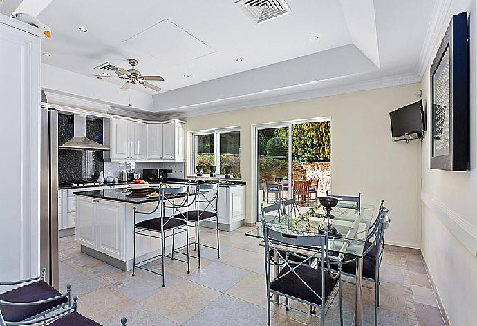 Equipped kitchen with dining area, TV and terrace access. . - Villa Penina . (Galleria fotografica) }}