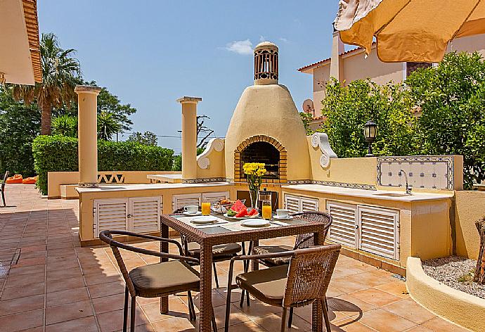 Outdoor BBQ with dining area. . - Villa Silves . (Fotogalerie) }}