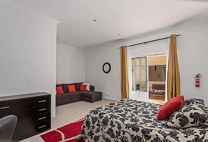 Bedroom with two single beds. . - Villa Silves . (Galería de imágenes) }}