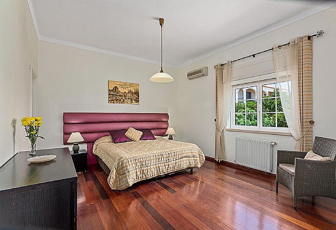 Twin bedroom with AC  and en-suite bathroom. . - Villa Silves . (Galleria fotografica) }}