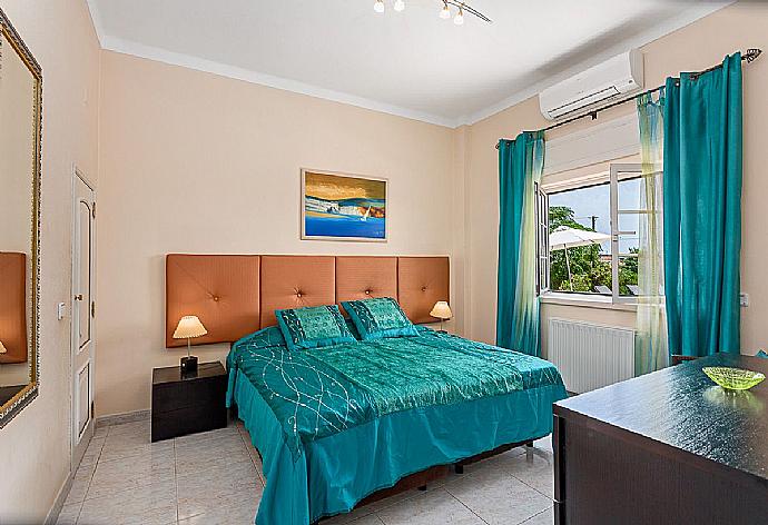 Twin bedroom with AC en-suite bathroom. . - Villa Silves . (Photo Gallery) }}