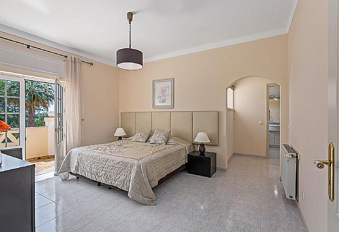 Double bedroom with AC, balcony access and en-suite bathroom. . - Villa Silves . (Fotogalerie) }}