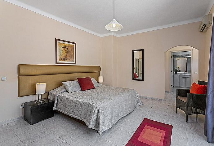 Double bedroom with AC and en-suite bathroom. . - Villa Silves . (Photo Gallery) }}