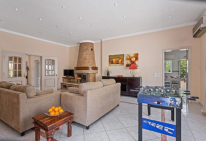 Living room with TV and table football. . - Villa Silves . (Fotogalerie) }}