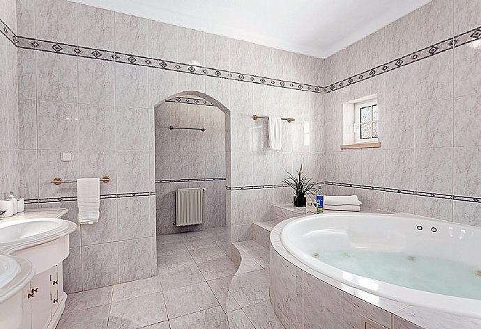 Bathroom with bathtube. . - Villa Silves . (Fotogalerie) }}