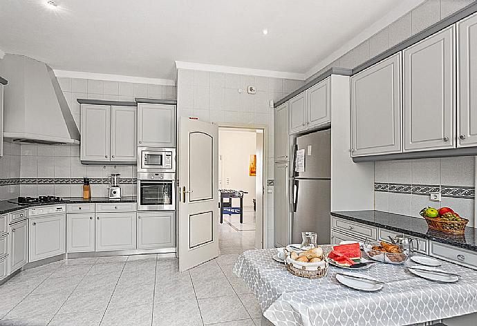 Equipped kitchen with dining area. . - Villa Silves . (Fotogalerie) }}