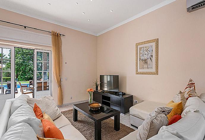 Living room with AC, TV and dining area. . - Villa Silves . (Fotogalerie) }}