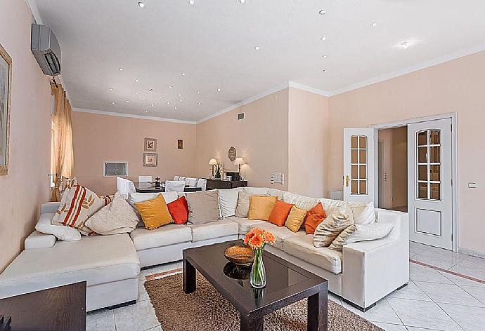 Living room with AC, TV and dining area. . - Villa Silves . (Fotogalerie) }}