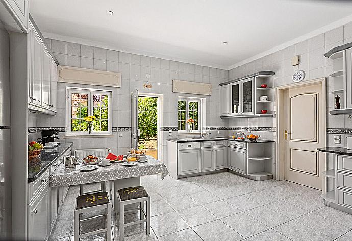 Equipped kitchen with dining area. . - Villa Silves . (Galería de imágenes) }}