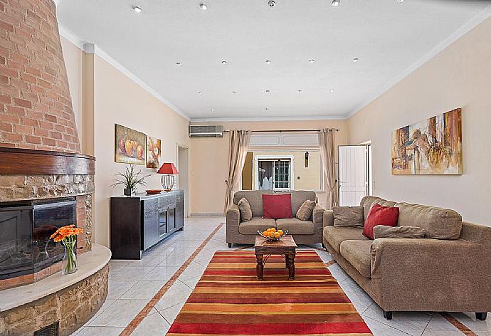 Living room with TV and table football. . - Villa Silves . (Fotogalerie) }}