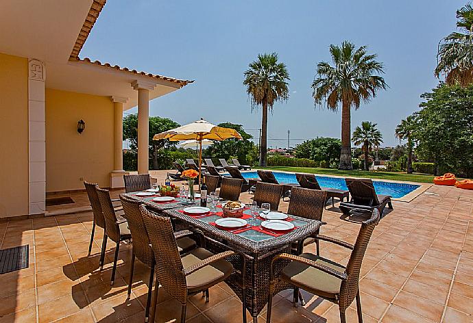 Outdoor dining area with pool views. . - Villa Silves . (Galería de imágenes) }}