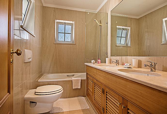 Bathroom with bathtub. . - Villa Bela Vista . (Fotogalerie) }}