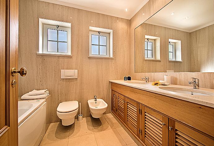 Bathroom with bathtub. . - Villa Bela Vista . (Fotogalerie) }}