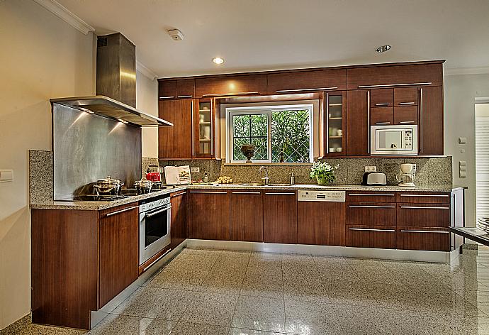 Equipped kitchen with  toaster, coffee maker, washing machine, dishwasher, microwave, refrigerator, stove/hob and oven.  . - Villa Bela Vista . (Fotogalerie) }}