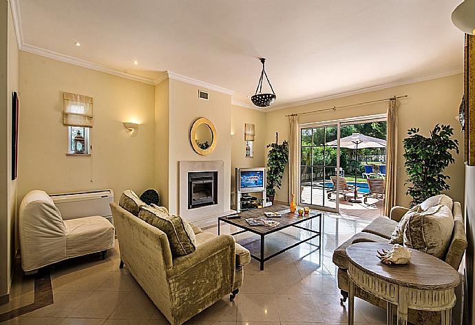 Open -plan living room with TV, pool access,dining area and study area. . - Villa Bela Vista . (Fotogalerie) }}