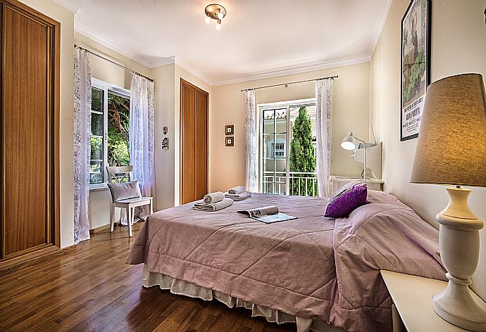 Double bedroom with balcony access and en-suite bathroom. . - Villa Bela Vista . (Fotogalerie) }}