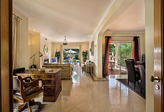 Open -plan living room with TV, pool access,dining area and study area. . - Villa Bela Vista . (Galleria fotografica) }}