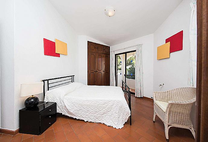 Double bedroom with balcony access. . - Villa Paraiso 2 . (Galerie de photos) }}