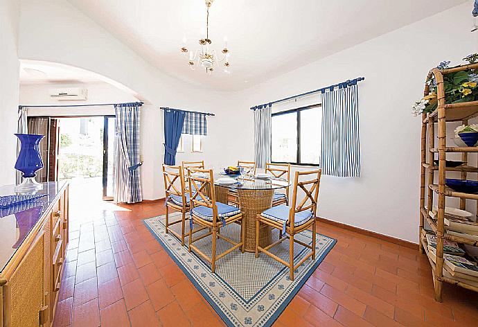 Open-plan living room with TV and dining area. . - Villa Paraiso 2 . (Galleria fotografica) }}