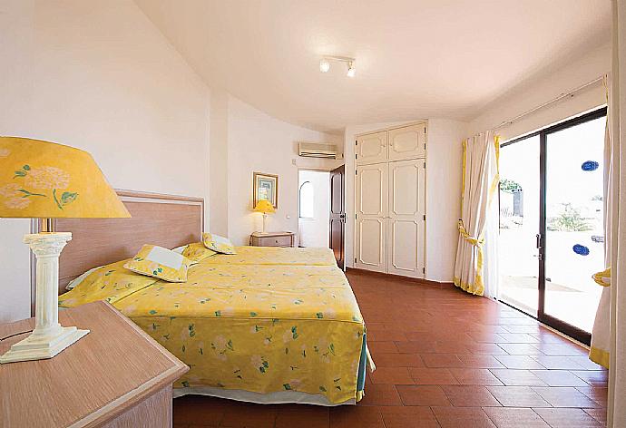 Double bedroom with balcony access. . - Villa Paraiso 2 . (Galerie de photos) }}