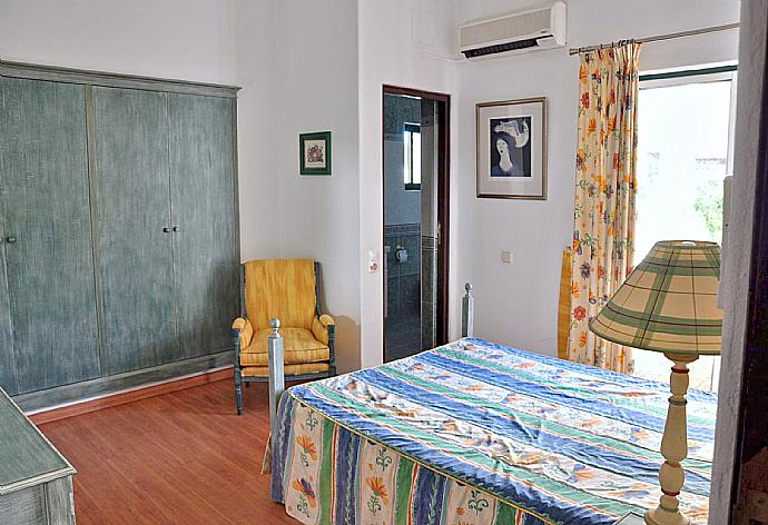 Double bedroom with AC and  en-suite bathroom. . - Villa Adelaide . (Галерея фотографий) }}