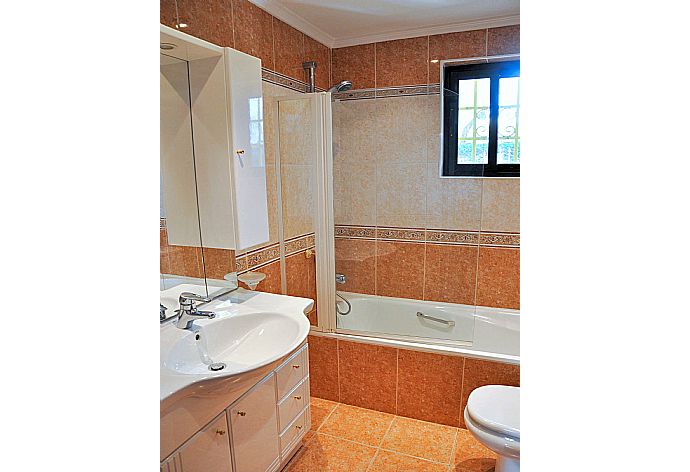 Bathroom with bathtub. . - Villa Adelaide . (Fotogalerie) }}