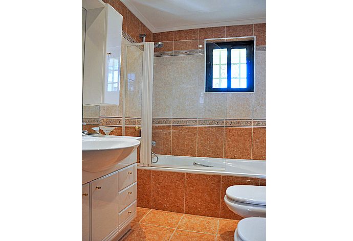 Bathroom with bathtub. . - Villa Adelaide . (Galerie de photos) }}