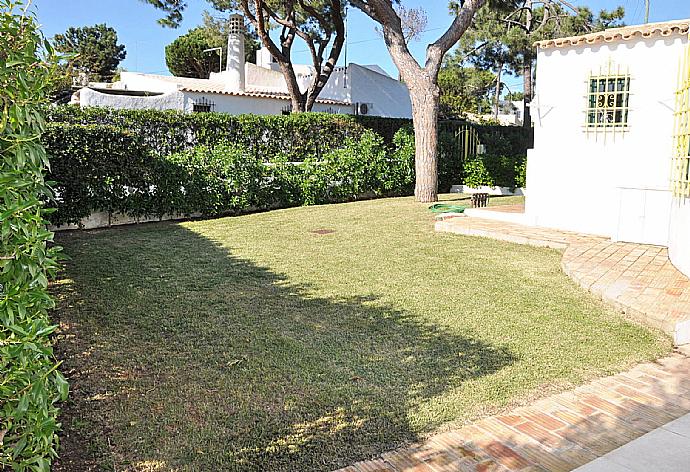 Garden area. . - Villa Adelaide . (Fotogalerie) }}